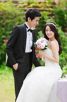 포토 JPG 주간 커플 드레스 여자 남자 꽃 행복 신부 부케 커플라이프 웨딩드레스 신랑 결혼 서기 들기 사람 앉기 동양인 정장 턱시도 20대 성인 야외 두명 옆모습 아웃포커스 정원 기쁨 한국인 특별함 청년만 성인만 국내포토 자연요소 식물 라이프스타일 옷 감정 뷰포인트 꽃다발 컨셉 관계 모션 촬영기법 인종 이벤트 청년 파일형식