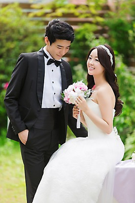 포토 JPG 주간 커플 드레스 여자 남자 꽃 행복 신부 부케 커플라이프 웨딩드레스 신랑 결혼 서기 들기 사람 앉기 동양인 정장 턱시도 상반신 20대 성인 야외 두명 앞모습 옆모습 아웃포커스 정원 기쁨 한국인 특별함 청년만 성인만 국내포토 자연요소 식물 라이프스타일 옷 감정 뷰포인트 꽃다발 컨셉 관계 모션 촬영기법 인종 이벤트 청년 파일형식