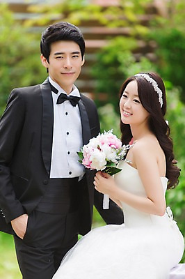 포토 JPG 주간 커플 드레스 여자 남자 꽃 행복 신부 부케 커플라이프 웨딩드레스 신랑 결혼 서기 들기 사람 앉기 동양인 정장 턱시도 상반신 20대 성인 야외 두명 앞모습 옆모습 아웃포커스 정원 기쁨 한국인 특별함 청년만 성인만 국내포토 자연요소 식물 라이프스타일 옷 감정 뷰포인트 꽃다발 컨셉 관계 모션 촬영기법 인종 이벤트 청년 파일형식