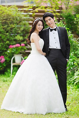 포토 JPG 주간 전신 커플 드레스 여자 남자 행복 신부 커플라이프 웨딩드레스 신랑 결혼 서기 웃음 사람 동양인 정장 턱시도 20대 성인 야외 두명 앞모습 아웃포커스 정원 기쁨 한국인 특별함 청년만 성인만 국내포토 자연요소 라이프스타일 옷 감정 뷰포인트 컨셉 관계 모션 촬영기법 표정 인종 이벤트 청년 파일형식