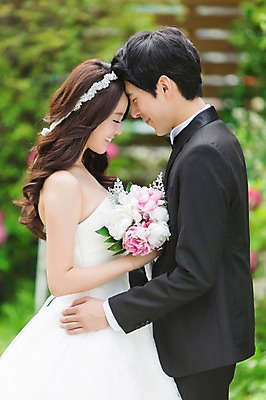 포토 JPG 주간 커플 드레스 여자 남자 꽃 행복 신부 부케 커플라이프 웨딩드레스 신랑 결혼 웃음 들기 사람 동양인 정장 턱시도 상반신 20대 성인 야외 두명 옆모습 아웃포커스 마주보기 정원 기쁨 한국인 이마맞대기 특별함 청년만 성인만 국내포토 자연요소 식물 라이프스타일 옷 감정 뷰포인트 꽃다발 컨셉 관계 모션 촬영기법 표정 인종 이벤트 청년 얼굴맞대기 파일형식