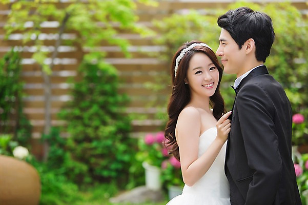 포토 JPG 주간 커플 드레스 여자 남자 행복 신부 커플라이프 웨딩드레스 신랑 결혼 웃음 사람 동양인 정장 턱시도 상반신 20대 성인 야외 두명 옆모습 아웃포커스 정원 기쁨 한국인 특별함 청년만 성인만 국내포토 자연요소 라이프스타일 옷 감정 뷰포인트 컨셉 관계 촬영기법 표정 인종 이벤트 청년 파일형식