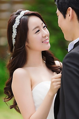 포토 JPG 주간 커플 드레스 여자 남자 행복 신부 커플라이프 웨딩드레스 신랑 결혼 웃음 사람 동양인 정장 턱시도 상반신 20대 성인 야외 두명 옆모습 아웃포커스 마주보기 기쁨 한국인 특별함 청년만 성인만 국내포토 자연요소 라이프스타일 옷 감정 뷰포인트 컨셉 관계 모션 촬영기법 표정 인종 이벤트 청년 파일형식