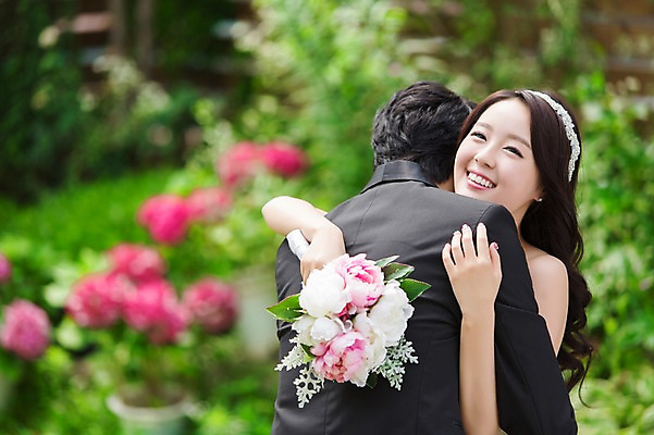 포토 JPG 주간 커플 드레스 여자 남자 꽃 행복 신부 부케 커플라이프 웨딩드레스 신랑 결혼 안기 포옹 웃음 들기 사람 동양인 정장 턱시도 상반신 20대 성인 야외 두명 뒷모습 아웃포커스 정원 기쁨 한국인 특별함 청년만 성인만 국내포토 자연요소 식물 라이프스타일 옷 감정 뷰포인트 꽃다발 컨셉 관계 모션 촬영기법 표정 인종 이벤트 청년 파일형식