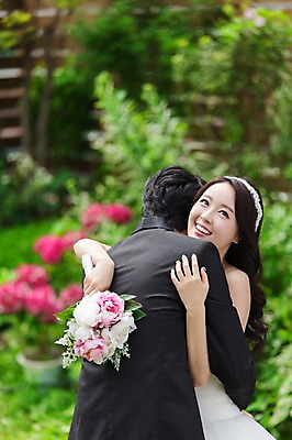 포토 JPG 주간 커플 드레스 여자 남자 꽃 행복 신부 부케 커플라이프 웨딩드레스 신랑 결혼 안기 포옹 웃음 들기 사람 동양인 정장 턱시도 상반신 20대 성인 야외 두명 뒷모습 아웃포커스 정원 기쁨 한국인 특별함 청년만 성인만 국내포토 자연요소 식물 라이프스타일 옷 감정 뷰포인트 꽃다발 컨셉 관계 모션 촬영기법 표정 인종 이벤트 청년 파일형식