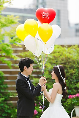 포토 JPG 주간 커플 드레스 여자 남자 행복 신부 커플라이프 웨딩드레스 신랑 결혼 웃음 사람 동양인 정장 턱시도 이벤트 상반신 20대 성인 야외 두명 옆모습 아웃포커스 마주보기 정원 기쁨 한국인 잡기 풍선 특별함 청년만 성인만 국내포토 자연요소 라이프스타일 옷 감정 뷰포인트 컨셉 관계 모션 촬영기법 표정 인종 청년 파일형식