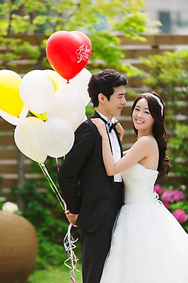 포토 JPG 주간 커플 드레스 여자 남자 행복 신부 커플라이프 웨딩드레스 신랑 결혼 웃음 사람 동양인 정장 턱시도 이벤트 상반신 20대 성인 야외 두명 옆모습 아웃포커스 정원 기쁨 한국인 풍선 특별함 청년만 성인만 국내포토 자연요소 라이프스타일 옷 감정 뷰포인트 컨셉 관계 촬영기법 표정 인종 청년 파일형식