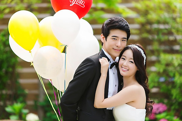 포토 JPG 주간 커플 드레스 여자 남자 행복 신부 커플라이프 웨딩드레스 신랑 결혼 안기 포옹 웃음 사람 동양인 정장 턱시도 이벤트 상반신 20대 성인 야외 두명 옆모습 아웃포커스 정원 기쁨 한국인 풍선 특별함 청년만 성인만 국내포토 자연요소 라이프스타일 옷 감정 뷰포인트 컨셉 관계 모션 촬영기법 표정 인종 청년 파일형식