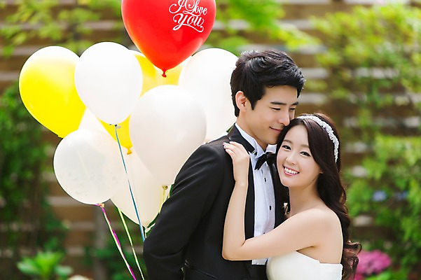 포토 JPG 주간 커플 드레스 여자 남자 행복 신부 커플라이프 웨딩드레스 신랑 결혼 안기 포옹 웃음 사람 동양인 정장 턱시도 이벤트 상반신 20대 성인 야외 두명 옆모습 아웃포커스 정원 기쁨 한국인 풍선 특별함 청년만 성인만 국내포토 자연요소 라이프스타일 옷 감정 뷰포인트 컨셉 관계 모션 촬영기법 표정 인종 청년 파일형식