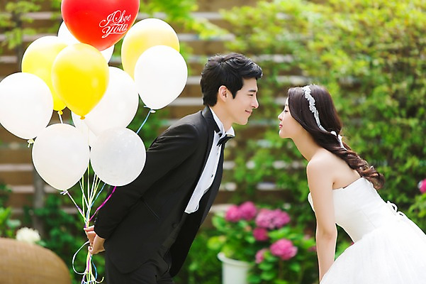 포토 JPG 주간 커플 드레스 여자 남자 행복 신부 커플라이프 웨딩드레스 신랑 결혼 웃음 사람 동양인 정장 턱시도 이벤트 상반신 20대 성인 야외 두명 옆모습 아웃포커스 마주보기 정원 눈감음 기쁨 한국인 풍선 특별함 청년만 성인만 국내포토 자연요소 라이프스타일 옷 감정 뷰포인트 컨셉 관계 모션 촬영기법 표정 인종 청년 파일형식