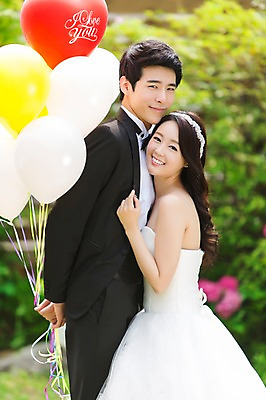 포토 JPG 주간 커플 드레스 여자 남자 행복 신부 커플라이프 웨딩드레스 신랑 결혼 안기 포옹 웃음 사람 동양인 정장 턱시도 이벤트 상반신 20대 성인 야외 두명 옆모습 아웃포커스 정원 기쁨 한국인 풍선 특별함 청년만 성인만 국내포토 자연요소 라이프스타일 옷 감정 뷰포인트 컨셉 관계 모션 촬영기법 표정 인종 청년 파일형식
