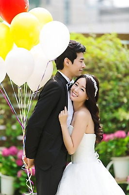 포토 JPG 주간 커플 드레스 여자 남자 행복 신부 커플라이프 웨딩드레스 신랑 결혼 안기 포옹 웃음 사람 동양인 정장 턱시도 이벤트 상반신 20대 성인 야외 두명 옆모습 아웃포커스 정원 눈감음 기쁨 한국인 풍선 특별함 청년만 성인만 국내포토 자연요소 라이프스타일 옷 감정 뷰포인트 컨셉 관계 모션 촬영기법 표정 인종 청년 파일형식