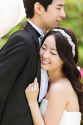 포토 JPG 주간 커플 드레스 여자 남자 행복 신부 커플라이프 웨딩드레스 신랑 결혼 안기 포옹 웃음 사람 동양인 정장 턱시도 상반신 20대 성인 야외 두명 옆모습 아웃포커스 눈감음 기쁨 한국인 풍선 특별함 청년만 성인만 국내포토 자연요소 라이프스타일 옷 감정 뷰포인트 컨셉 관계 모션 촬영기법 표정 인종 이벤트 청년 파일형식