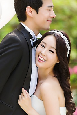 포토 JPG 주간 커플 드레스 여자 남자 행복 신부 커플라이프 웨딩드레스 신랑 결혼 안기 포옹 웃음 사람 동양인 정장 턱시도 상반신 20대 성인 야외 두명 옆모습 아웃포커스 기쁨 한국인 풍선 특별함 청년만 성인만 국내포토 자연요소 라이프스타일 옷 감정 뷰포인트 컨셉 관계 모션 촬영기법 표정 인종 이벤트 청년 파일형식