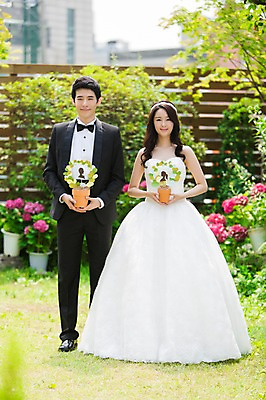 포토 JPG 주간 전신 나무 식물 커플 드레스 여자 남자 꽃 행복 화분 신부 커플라이프 웨딩드레스 신랑 결혼 서기 웃음 들기 사람 동양인 정장 턱시도 20대 성인 야외 두명 앞모습 아웃포커스 정원 기쁨 한국인 특별함 청년만 성인만 국내포토 자연요소 라이프스타일 옷 감정 뷰포인트 컨셉 관계 모션 촬영기법 표정 인종 이벤트 청년 파일형식