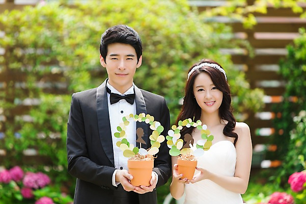 포토 JPG 주간 식물 커플 드레스 여자 남자 행복 화분 신부 커플라이프 웨딩드레스 신랑 결혼 웃음 들기 사람 동양인 정장 턱시도 상반신 20대 성인 야외 두명 앞모습 아웃포커스 정원 기쁨 한국인 특별함 청년만 성인만 국내포토 자연요소 라이프스타일 옷 감정 뷰포인트 컨셉 관계 모션 촬영기법 표정 인종 이벤트 청년 파일형식