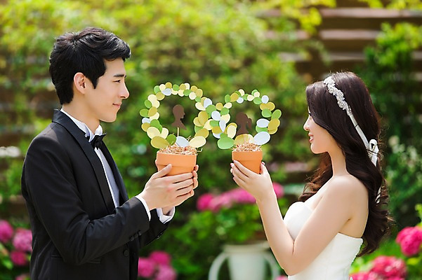 포토 JPG 주간 식물 커플 드레스 여자 남자 행복 화분 신부 커플라이프 웨딩드레스 신랑 결혼 웃음 들기 사람 동양인 정장 턱시도 상반신 20대 성인 야외 두명 옆모습 아웃포커스 마주보기 정원 기쁨 한국인 특별함 청년만 성인만 국내포토 자연요소 라이프스타일 옷 감정 뷰포인트 컨셉 관계 모션 촬영기법 표정 인종 이벤트 청년 파일형식