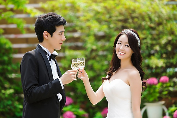 포토 JPG 주간 나무 식물 커플 드레스 여자 남자 행복 신부 커플라이프 웨딩드레스 신랑 결혼 잔 웃음 들기 사람 동양인 정장 턱시도 상반신 20대 성인 야외 두명 옆모습 아웃포커스 컵 마주보기 정원 기쁨 한국인 칵테일 건배 칵테일잔 특별함 청년만 성인만 국내포토 자연요소 라이프스타일 식기 옷 감정 뷰포인트 컨셉 술잔 관계 모션 주류 촬영기법 표정 인종 이벤트 청년 파일형식