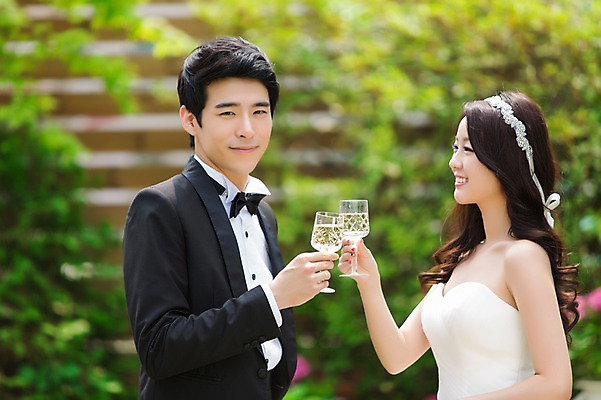 포토 JPG 주간 나무 식물 커플 드레스 여자 남자 행복 신부 커플라이프 웨딩드레스 신랑 결혼 잔 웃음 들기 사람 동양인 정장 턱시도 상반신 20대 성인 야외 두명 옆모습 아웃포커스 컵 마주보기 정원 기쁨 한국인 칵테일 건배 칵테일잔 특별함 청년만 성인만 국내포토 자연요소 라이프스타일 식기 옷 감정 뷰포인트 컨셉 술잔 관계 모션 주류 촬영기법 표정 인종 이벤트 청년 파일형식