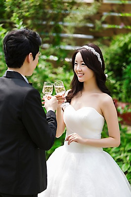 포토 JPG 주간 커플 드레스 여자 남자 행복 신부 커플라이프 웨딩드레스 신랑 결혼 잔 웃음 들기 사람 동양인 정장 턱시도 상반신 20대 성인 야외 두명 뒷모습 아웃포커스 컵 마주보기 정원 기쁨 한국인 칵테일 건배 칵테일잔 특별함 청년만 성인만 국내포토 자연요소 라이프스타일 식기 옷 감정 뷰포인트 컨셉 술잔 관계 모션 주류 촬영기법 표정 인종 이벤트 청년 파일형식