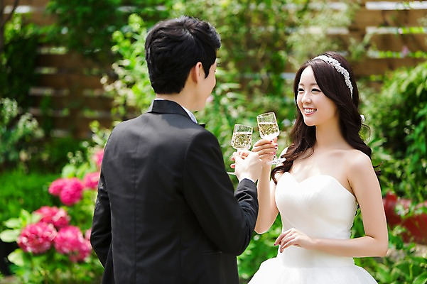 포토 JPG 주간 커플 드레스 여자 남자 행복 신부 커플라이프 웨딩드레스 신랑 결혼 잔 웃음 들기 사람 동양인 정장 턱시도 상반신 20대 성인 야외 두명 뒷모습 아웃포커스 컵 마주보기 정원 기쁨 한국인 칵테일 건배 칵테일잔 특별함 청년만 성인만 국내포토 자연요소 라이프스타일 식기 옷 감정 뷰포인트 컨셉 술잔 관계 모션 주류 촬영기법 표정 인종 이벤트 청년 파일형식