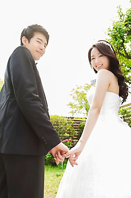 포토 JPG 주간 나무 식물 커플 드레스 여자 남자 행복 신부 커플라이프 웨딩드레스 신랑 결혼 서기 웃음 사람 동양인 정장 턱시도 20대 성인 야외 두명 뒷모습 정원 손잡기 기쁨 한국인 뒤돌아보기 특별함 청년만 성인만 국내포토 자연요소 라이프스타일 옷 감정 뷰포인트 컨셉 관계 모션 표정 인종 이벤트 청년 파일형식