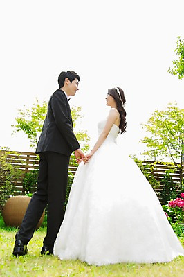 포토 JPG 주간 전신 나무 식물 커플 드레스 여자 남자 꽃 행복 신부 커플라이프 웨딩드레스 신랑 결혼 서기 웃음 사람 동양인 정장 턱시도 20대 성인 야외 두명 옆모습 마주보기 정원 손잡기 기쁨 한국인 특별함 청년만 성인만 국내포토 자연요소 라이프스타일 옷 감정 뷰포인트 컨셉 관계 모션 표정 인종 이벤트 청년 파일형식