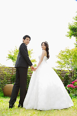 포토 JPG 주간 전신 나무 식물 커플 드레스 여자 남자 꽃 행복 신부 커플라이프 웨딩드레스 신랑 결혼 서기 웃음 사람 동양인 정장 턱시도 20대 성인 야외 두명 뒷모습 정원 손잡기 기쁨 한국인 뒤돌아보기 특별함 청년만 성인만 국내포토 자연요소 라이프스타일 옷 감정 뷰포인트 컨셉 관계 모션 표정 인종 이벤트 청년 파일형식