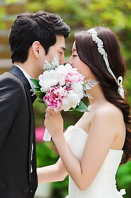 포토 JPG 주간 커플 드레스 여자 남자 꽃 행복 신부 부케 커플라이프 웨딩드레스 신랑 결혼 키스 들기 사람 동양인 정장 턱시도 상반신 20대 성인 야외 두명 옆모습 아웃포커스 마주보기 눈감음 기쁨 한국인 가림 특별함 청년만 성인만 국내포토 자연요소 식물 라이프스타일 옷 감정 뷰포인트 꽃다발 컨셉 관계 모션 촬영기법 인종 이벤트 청년 애정표현 파일형식