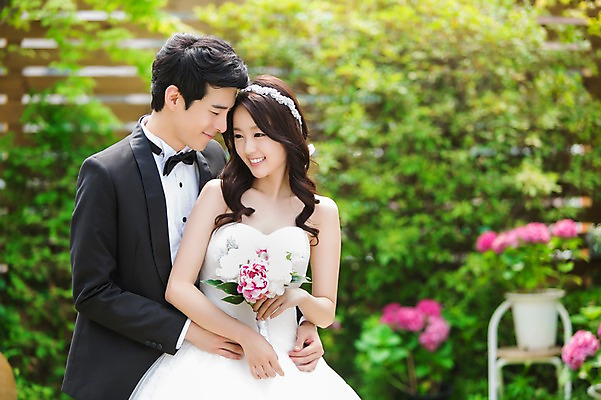 포토 JPG 주간 식물 커플 드레스 여자 남자 꽃 행복 신부 부케 커플라이프 웨딩드레스 신랑 결혼 안기 포옹 미소 웃음 들기 사람 동양인 정장 턱시도 상반신 20대 성인 야외 두명 앞모습 아웃포커스 정원 기쁨 한국인 특별함 청년만 성인만 국내포토 자연요소 라이프스타일 옷 감정 뷰포인트 꽃다발 컨셉 관계 모션 촬영기법 표정 인종 이벤트 청년 파일형식