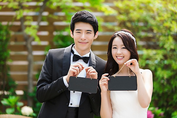 포토 JPG 주간 커플 드레스 여자 남자 행복 신부 커플라이프 웨딩드레스 신랑 결혼 알림판 미소 웃음 들기 사람 동양인 정장 턱시도 상반신 20대 성인 야외 두명 앞모습 아웃포커스 칠판 기쁨 한국인 알림 특별함 청년만 성인만 국내포토 자연요소 라이프스타일 옷 감정 뷰포인트 컨셉 관계 모션 촬영기법 표정 인종 이벤트 청년 파일형식