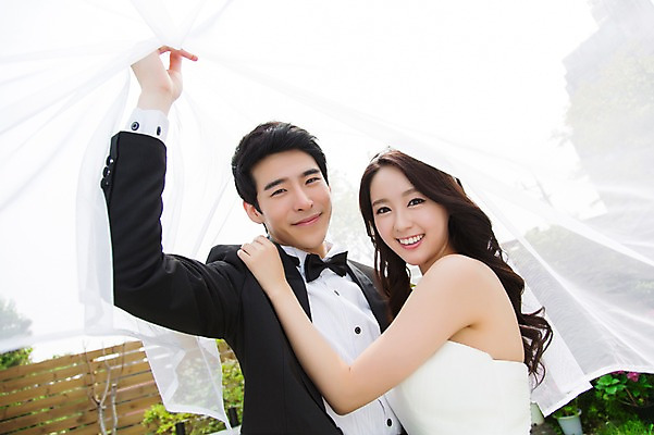 포토 JPG 주간 커플 드레스 여자 남자 행복 신부 커플라이프 웨딩드레스 신랑 결혼 면사포 미소 웃음 사람 동양인 정장 턱시도 상반신 20대 성인 야외 두명 앞모습 기쁨 한국인 특별함 청년만 성인만 국내포토 자연요소 라이프스타일 옷 감정 뷰포인트 컨셉 관계 표정 인종 이벤트 청년 결혼소품 파일형식