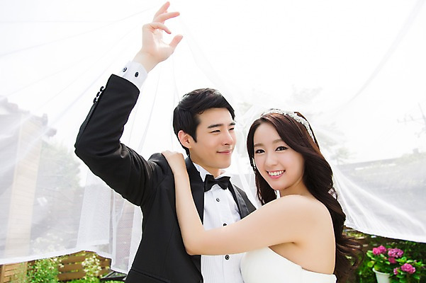 포토 JPG 주간 커플 드레스 여자 남자 행복 신부 커플라이프 웨딩드레스 신랑 결혼 면사포 미소 웃음 사람 동양인 정장 턱시도 상반신 20대 성인 야외 두명 앞모습 기쁨 한국인 특별함 청년만 성인만 국내포토 자연요소 라이프스타일 옷 감정 뷰포인트 컨셉 관계 표정 인종 이벤트 청년 결혼소품 파일형식