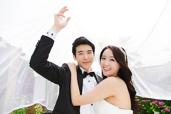 포토 JPG 주간 커플 드레스 여자 남자 행복 신부 커플라이프 웨딩드레스 신랑 결혼 면사포 미소 웃음 사람 동양인 정장 턱시도 상반신 20대 성인 야외 두명 앞모습 기쁨 한국인 특별함 청년만 성인만 국내포토 자연요소 라이프스타일 옷 감정 뷰포인트 컨셉 관계 표정 인종 이벤트 청년 결혼소품 파일형식