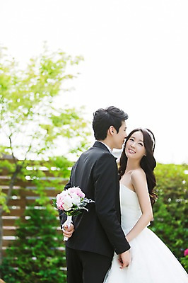 포토 JPG 주간 나무 식물 커플 드레스 여자 남자 꽃 행복 신부 부케 커플라이프 웨딩드레스 신랑 결혼 안기 포옹 서기 미소 웃음 들기 사람 동양인 정장 턱시도 상반신 20대 성인 야외 두명 옆모습 아웃포커스 마주보기 기쁨 한국인 특별함 청년만 성인만 국내포토 자연요소 라이프스타일 옷 감정 뷰포인트 꽃다발 컨셉 관계 모션 촬영기법 표정 인종 이벤트 청년 파일형식