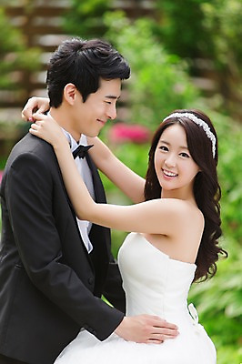 포토 JPG 주간 커플 드레스 여자 남자 행복 신부 커플라이프 웨딩드레스 신랑 결혼 안기 포옹 서기 미소 웃음 사람 앉기 동양인 정장 턱시도 20대 성인 야외 두명 옆모습 아웃포커스 기쁨 한국인 특별함 청년만 성인만 국내포토 자연요소 라이프스타일 옷 감정 뷰포인트 컨셉 관계 모션 촬영기법 표정 인종 이벤트 청년 파일형식
