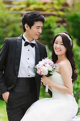 포토 JPG 주간 커플 드레스 여자 남자 꽃 행복 신부 부케 커플라이프 웨딩드레스 신랑 결혼 서기 미소 웃음 들기 사람 앉기 동양인 정장 턱시도 20대 성인 야외 두명 옆모습 아웃포커스 기쁨 한국인 특별함 청년만 성인만 국내포토 자연요소 식물 라이프스타일 옷 감정 뷰포인트 꽃다발 컨셉 관계 모션 촬영기법 표정 인종 이벤트 청년 파일형식