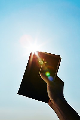 포토 JPG 주간 손 실루엣 기독교 종교 백그라운드 십자가 종교용품 하늘 기독교용품 한손 한명 야외 신체부위 빛 햇빛 반사 성경 오브젝트 들어올리기 국내포토 자연요소 1 모션 촬영기법 사람 태양 파일형식