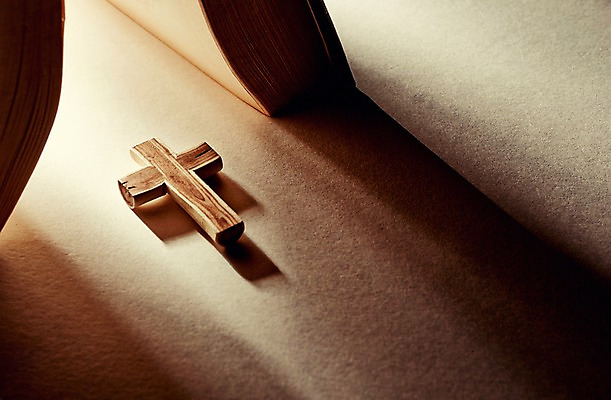 포토 JPG 스튜디오촬영 기독교 종교 배경화면 백그라운드 십자가 종교용품 기독교용품 실내 그림자 사람없음 빛 반사 성경 오브젝트 국내포토 내부 파일형식