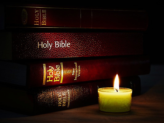 포토 JPG 스튜디오촬영 기독교 종교 백그라운드 초 촛불 종교용품 조명 기독교용품 실내 근접촬영 사람없음 반사 쌓기 성경 오브젝트 국내포토 뷰포인트 모션 내부 파일형식