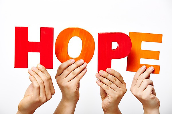 포토 JPG 스튜디오촬영 손 알파벳 영어 기독교 종교 배경화면 백그라운드 종교용품 대문자 기독교용품 실내 들기 여러명 신체부위 단어 희망 블록 오브젝트 국내포토 문자 감정 다수 모션 사람 내부 파일형식