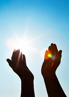 포토 JPG 주간 손 실루엣 기독교 종교 배경화면 백그라운드 한명 야외 신체부위 빛 햇빛 반사 손들기 양손 국내포토 자연요소 1 모션 촬영기법 사람 태양 파일형식