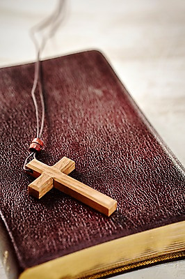 포토 JPG 스튜디오촬영 기독교 종교 백그라운드 십자가 목걸이 장신구 종교용품 기독교용품 실내 근접촬영 사람없음 아웃포커스 책 성경 오브젝트 국내포토 뷰포인트 촬영기법 내부 파일형식