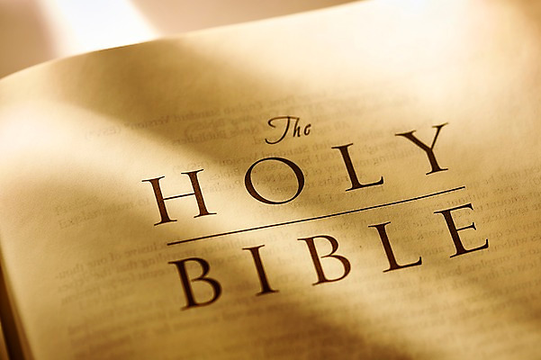 포토 JPG 스튜디오촬영 기독교 종교 배경화면 백그라운드 종교용품 기독교용품 실내 근접촬영 사람없음 책 빛 반사 성경 오브젝트 국내포토 뷰포인트 내부 파일형식