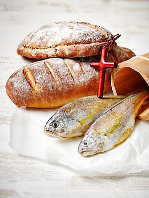포토 JPG 스튜디오촬영 기독교 종교 음식 빵 백그라운드 십자가 종교용품 탁자 기독교용품 실내 통 어류 사람없음 오브젝트 오병이어 국내포토 가구 내부 수중동물 파일형식