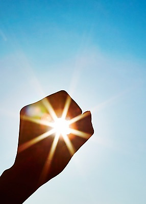 포토 JPG 주간 손 실루엣 기독교 종교 배경화면 백그라운드 하늘 한손 한명 손짓 야외 신체부위 빛 햇빛 반사 손모으기 국내포토 자연요소 1 모션 촬영기법 사람 태양 파일형식