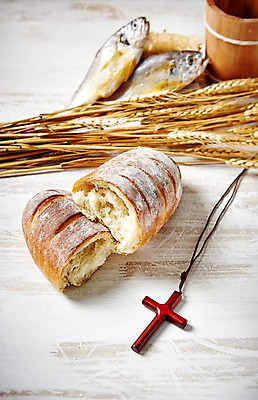 포토 JPG 스튜디오촬영 기독교 종교 음식 빵 백그라운드 십자가 목걸이 장신구 종교용품 기독교용품 곡류 실내 어류 사람없음 아웃포커스 오브젝트 보리 오병이어 국내포토 촬영기법 내부 수중동물 파일형식