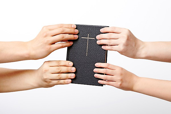 포토 JPG 스튜디오촬영 손 기독교 종교 백그라운드 종교용품 기독교용품 실내 여러명 신체부위 책 성경 잡기 당기기 오브젝트 국내포토 다수 모션 사람 내부 파일형식