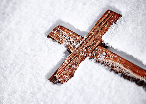 포토 JPG 주간 기독교 종교 배경화면 백그라운드 십자가 종교용품 기독교용품 그림자 사람없음 야외 눈 오브젝트 국내포토 자연요소 날씨 파일형식