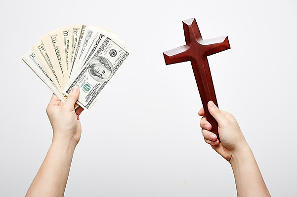 포토 JPG 스튜디오촬영 손 기독교 종교 백그라운드 십자가 지폐 돈 종교용품 기독교용품 실내 한명 들기 신체부위 금융 경제 달러 양손 오브젝트 국내포토 1 모션 사람 내부 재산 파일형식